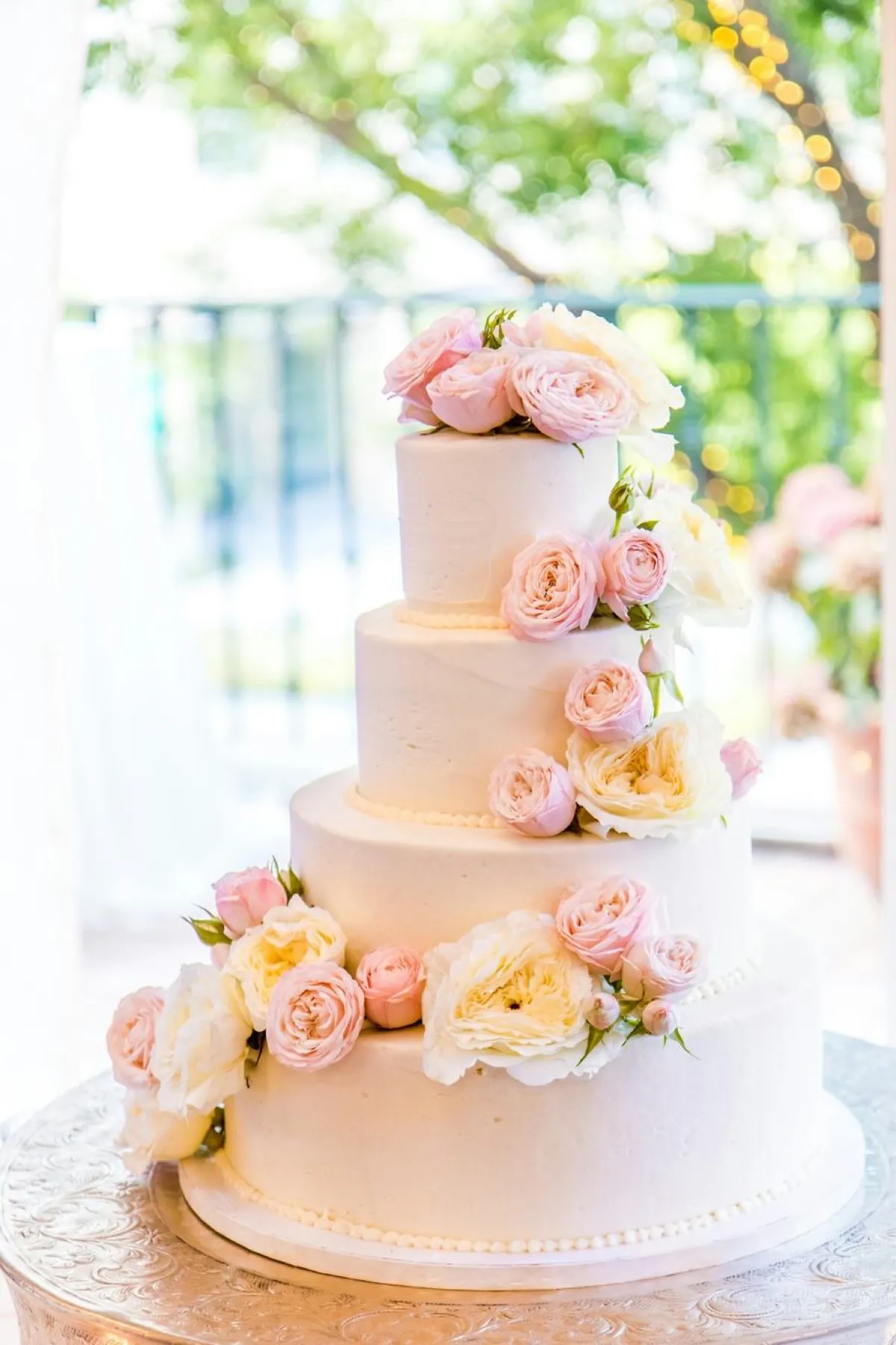 Mehrstöckige Hochzeitstorte mit Blumendekor — Vermittlung von Konditoren durch eliXir EVENT